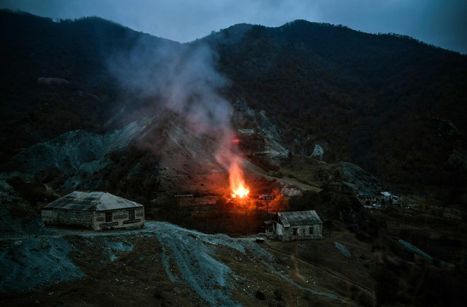 Goreča hiša v Gorskem Karabahu. FOTO: Alexander Nemenov/AFP