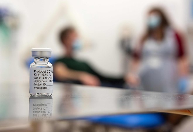 Glavna prednost oxfordskega cepiva je, da ga ni treba hraniti pod izredno nizkimi temperaturami. Foto: John Cairns/Afp