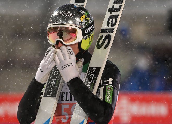 Anže Lanišek iz skoka v skok dokazuje, da je v vrhunski formi. FOTO: Christof Stache/AFP