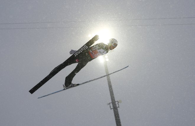 Bor Pavlovčič je v zahtevnih kvalifikacijskih razmerah poletel 115 metrov daleč. FOTO: Kai Pfaffenbach/Reuters