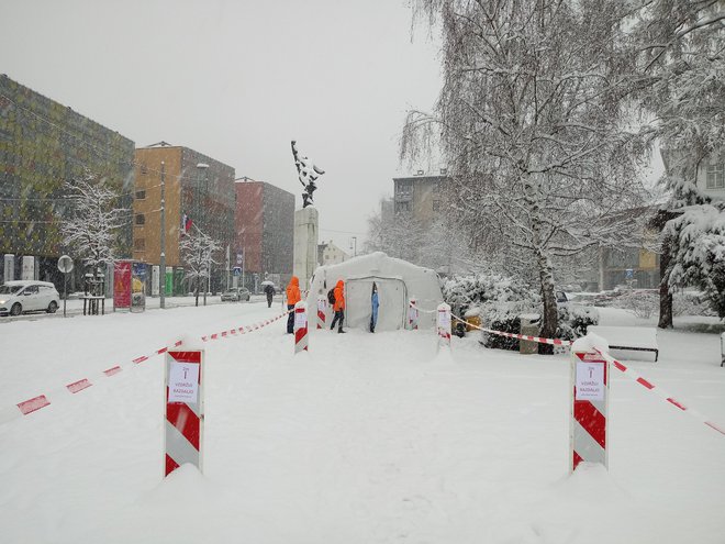 Šotor za testiranje na Slovenskem trgu v Kranju je med včerajšnjim sneženjem sameval. FOTO: V. U.