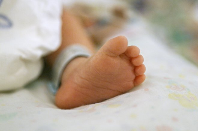 Testiranje novorojenčkov za spinalno mišično atrofijo bo otrokom s to boleznijo verjetno omogočilo, da bodo lahko hodili in imeli praktično normalno življenje. Sedaj kljub revolucionarnim novim zdravilom za to bolezen temu ni tako, saj ti bolniki zdravila prejmejo prepozno.Novorojenček. Foto: Shutterstock