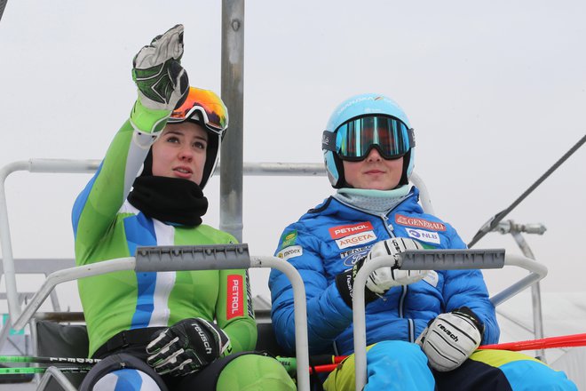 Andreja Slokar, levo, se je s 16. mestom presenetljivo uvrstila v drugo vožnjo slaloma na Semmeringu, Meta Hrovat je odstopila. FOTO: Tomi Lombar