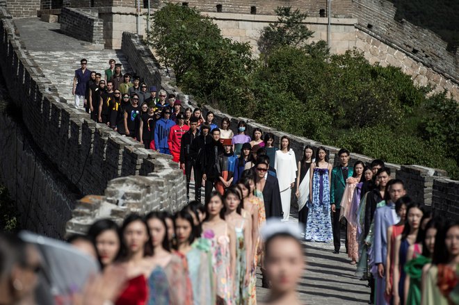 Cardinova modna revija na kitajskem zidu FOTO: Fred Dufour Afp