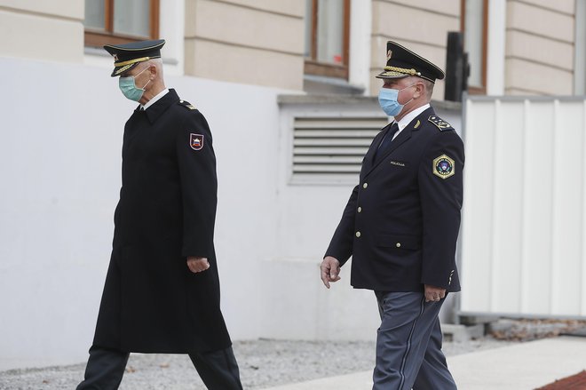 Na fotografiji načelnik Generalštaba Slovenske vojske brigadir Robert Glavaš in v. d. generalnega direktorja Policije Andrej Jurič. FOTO: Leon Vidic/Delo