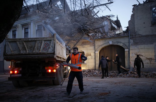Posledice potresa v hrvaškem mestu Petrinja. FOTO: Blaž Samec/Delo