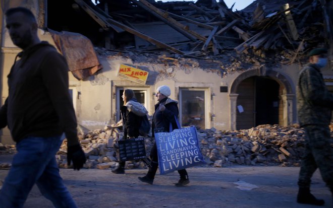 Posledice potresa v hrvaškem mestu Petrinj. FOTO: Blaž Samec/Delo