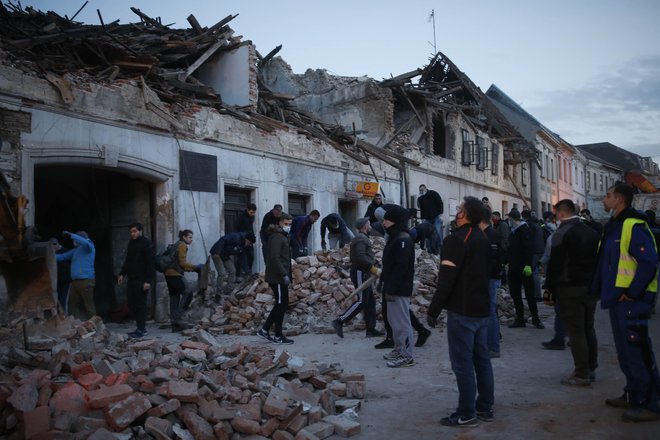 Še najmanj teden dni bo verjetnost za nov potres 17-odstotna. FOTO:&nbsp;Blaž Samec/Delo