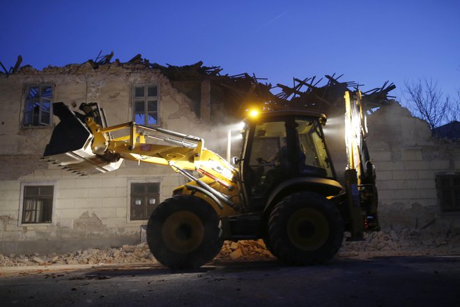 Več ljudi je ostalo brez strehe nad glavo. FOTO: Blaž Samec/Delo