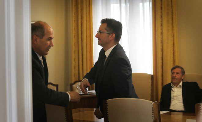 Dva letošnja premiera, Janez Janša (levo) in Marjan Šarec (na sredini), ter morda prihodnji Karl Erjavec (desno). FOTO: Jože Suhadolnik/Delo