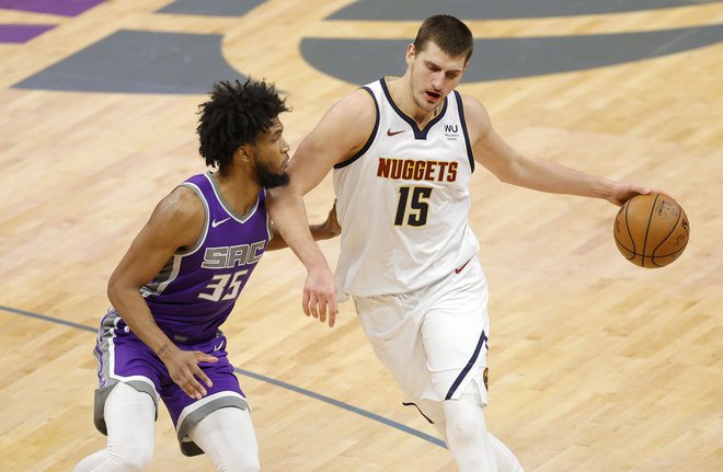 Nikola Jokić je ob porazu v Sacramentu vknjižil 44. trojni dvojček v karieri. FOTO: Ezra Shaw/AFP