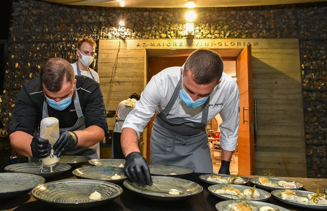 Najbrž ste se že zalotili, ko vase ne bi mogli spraviti niti koščka zrezka več, za sladico pa se čudežno najde prostor že nekaj minut pozneje. FOTO: Peter Irman