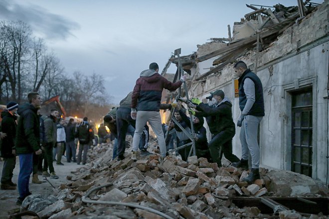 Na Hrvaškem se tla tresejo od ponedeljka.&nbsp;FOTO: Blaž Samec/Delo