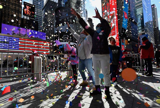 Na newyorškem Times Squaru bodo nocoj spustili 907 kilogramov konfetov z na tisoče željami, ki so jih napisali prebivalci mesta. Na fotografiji predvčerajšnja generalka. Foto Angela Weiss/AFP