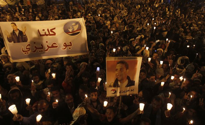 Sredi decembra 2010 se je iz protesta proti arbitrarnosti tunizijske oblasti zažgal mladi poulični prodajalec <strong>Mohamed Buazizi</strong>. Grozljiva smrt sedemindvajsetletnika, v katerem so mnogi, tudi v Evropi, videli simbol generacije, žrtvovane na oltarju varčevalnih politik, je sprožila verižno reakcijo. FOTO: Khaled Abdullah Ali Al Mahdi/Reuters