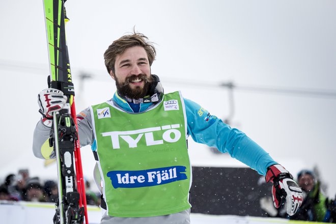 Filip Flisar je smučarskemu krosu po tekmovalni plati pomahal v slovo. FOTO: Christine Olsson/Reuters