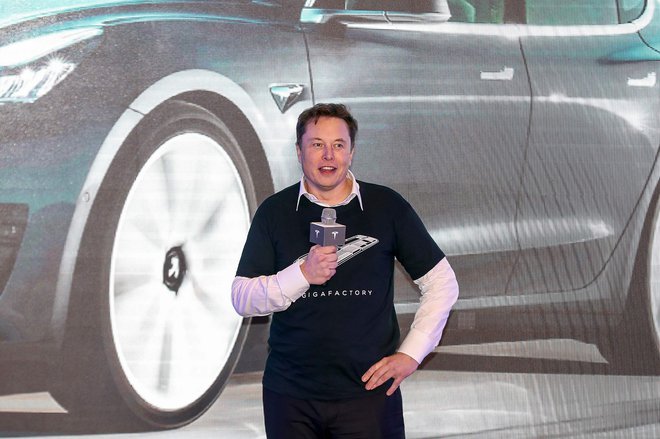 Električni pionir Tesla je znova neke vrste fenomen, svet budno spremlja vsako izjavo šefa Elona Muska. Foto STR/AFP