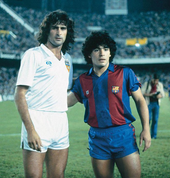 Maradona (desno) in njegov rojak Mario Kempes pred tekmo Barcelone in Valencie septembra 1982. FOTO: El Grafico/Wikipedia