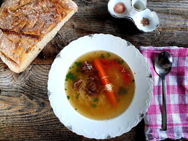 Osebno mi je idealna skuhana en dan preden jo uživamo saj je tako še veliko bolj bogatega in polnega okusa. FOTO: Tanja Drinovec