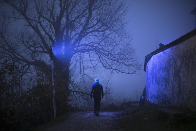 Zato verjamem, da bo prišel svet brez mask, v katerem se bomo spet objeli. Svet, v katerem bo vsak pravično plačan za svoje delo. FOTO: Jure Eržen/delo