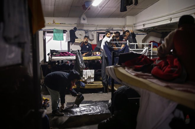 Begunsko taborišče Miral v Veliki Kladuši. FOTO: Matej Družnik/Delo