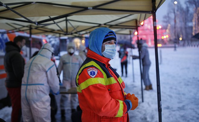 Hitro testiranje na covid-19 na Kongresnem trgu v Ljubljani. FOTO: Blaž Samec/Delo