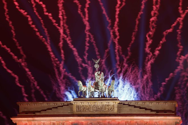 Ognjemet nad Brandenburškimi vrati v Berlinu. FOTO:&nbsp;Odd Andersen/AFP