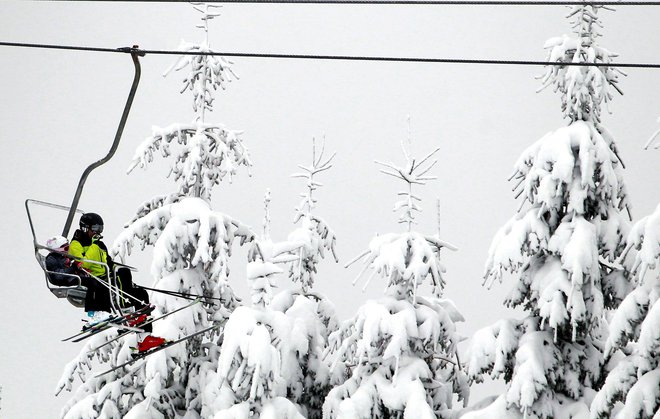 Na smučiščih so na dovoljenje za ponovno obratovanje nestrpno čakali.&nbsp;FOTO: Roman Šipić/Delo