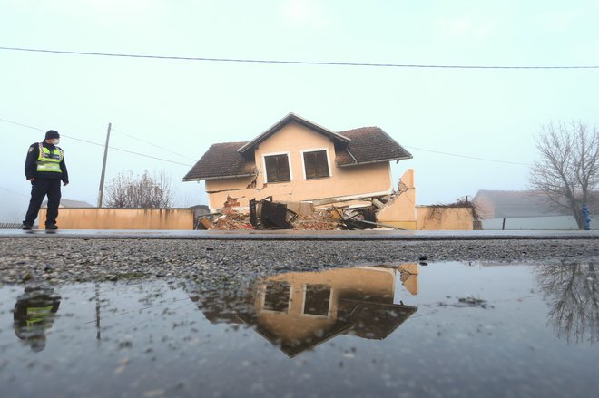 Tla v Petrinji se še niso umirila. FOTO: Antonio Bronic/Reuters