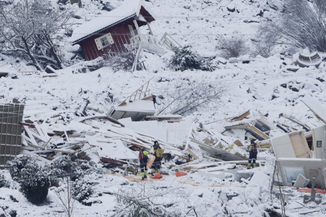 Reševalci že dva dni iščejo morebitne preživele. FOTO: Terje Bendiksby /AFP