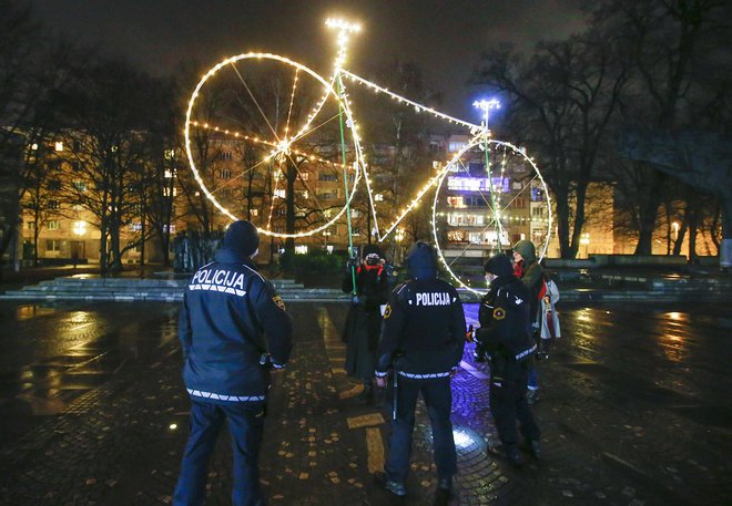 Redni petkov protest so letos ustavili policisti. FOTO: Jože Suhadolnik/Delo