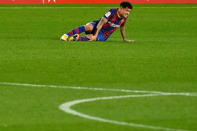 Philippe Coutinho si je na torkovi tekmi z Eibarjem poškodoval meniskus in bo potreboval operacijo. FOTO: Pau Barrena/AFP