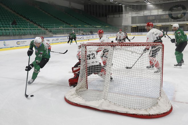 Velika slovenska hokejska tekmeca sta se nazadnje pomerila pred tremi tedni v Ljubljani, kjer je zmagala Olimpija z 2:0. FOTO: Leon Vidic/Delo