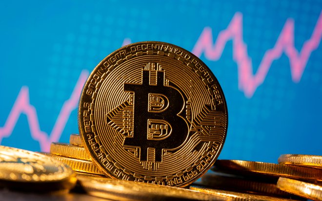 Bitcoin je trenutno vreden že več kot 30.000 dolarjev. FOTO: Dado Ruvic Reuters