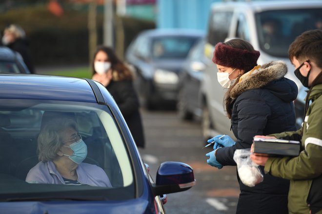 Rekordne številke v Veliki Britaniji pripisujejo novemu sevu koronavirusa. FOTO: Oli Scarff Afp