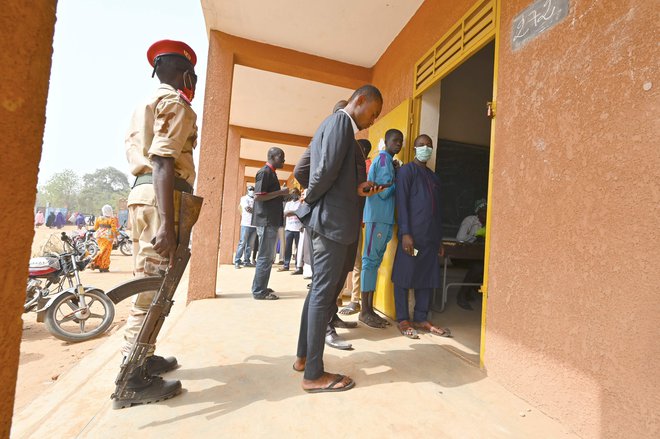 Fotografija je simbolična in prikazuje udeležence sredinih volitev v prestolnici Nigra Niamey. FOTO: Issouf Sanogo/AFP