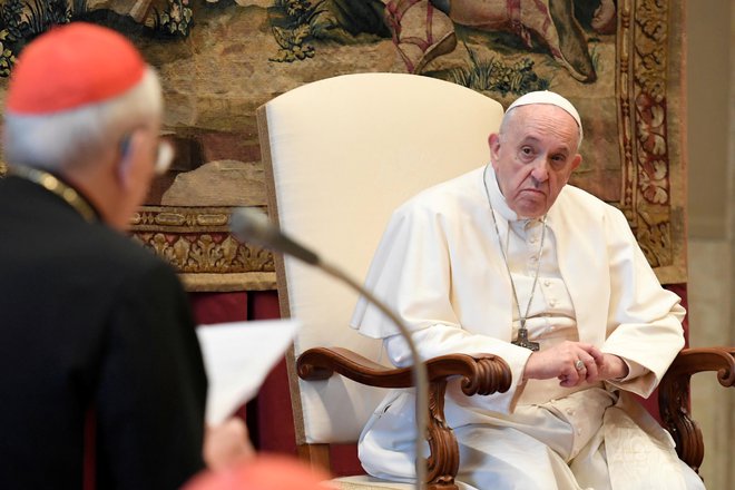 Med prazniki je papež Frančišek objavil pismo, ki zveni precej drugače od običajnih sporočil okrog božiča.<br />
FOTO: Reuters