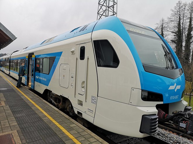 V Kočevje je pripeljal potniški vlak. FOTO: Ministrstvo za infrastrukturo