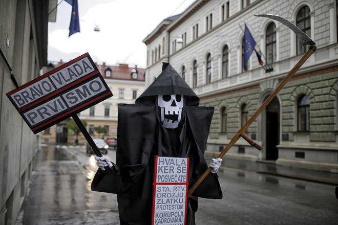 Kljub vsemu se je z vsemi prizadevanji vlade in odgovorne večine prebivalstva krivulja okužb sploščila, širjenje okužb se je spremenilo iz eksponentnega v linearno. Foto Blaž Samec/Delo