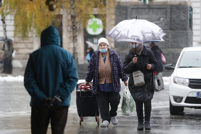 Poleti so odgovorni zamudili priložnost, da bi se bolje pripravili na drugi val. Duh je ušel iz steklenice in izkazalo se je, da v domovih za starejše zelo težko preprečijo vdor virusa, pravijo naši sogovorniki. FOTO: Leon Vidic/Delo