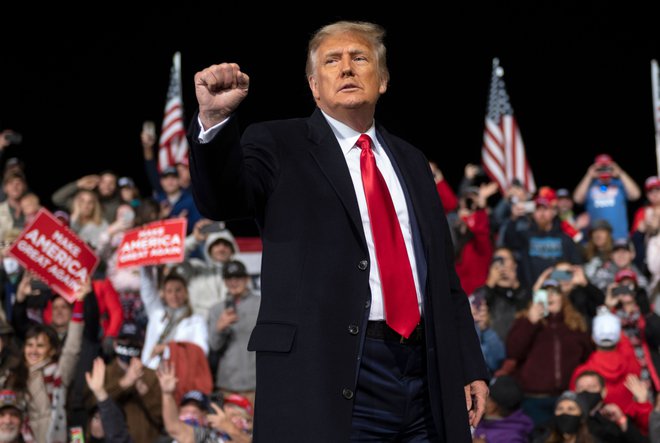 Donald Trump na fotografiji z začetka decembra z dvignjeno pestjo zapušča zborovanje v Georgii.&nbsp;FOTO: Andrew Caballero-reynolds/AFP