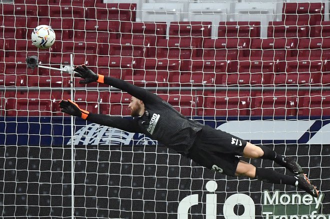 Eden od najboljših vratarjev na svetu Jan Oblak si je v Sloveniji prislužil priznanje za najboljšega nogometaša leta. FOTO: Oscar Del Pozo/AFP