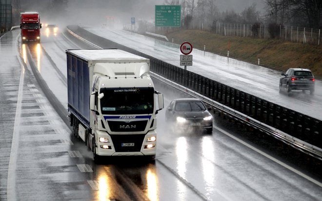 Večjo varnost si je obetati tudi po uvedbi avtocestne policije, ki bo po napovedih vzpostavljena v začetku letošnjega leta. FOTO: Roman Šipić/Delo&nbsp;