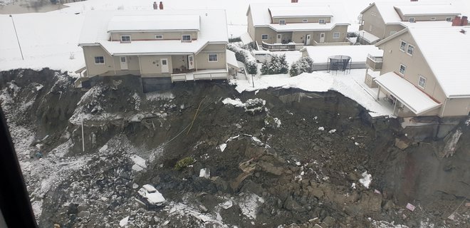 Zemeljski plaz je v sredo zjutraj zasul kraj Ask približno 40 kilometrov severovzhodno od Osla. FOTO: Reuters