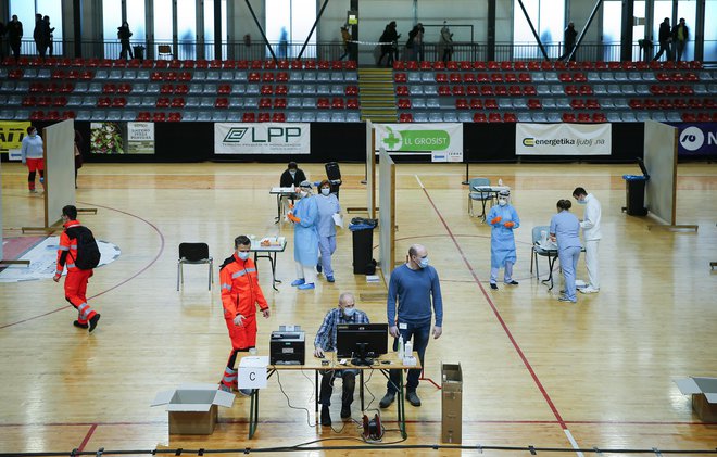 Množično testiranje zaposlenih in otrok iz zavodov za otroke s posebnimi potrebami v dvorani Kodeljevo. FOTO: Jože Suhadolnik/Delo