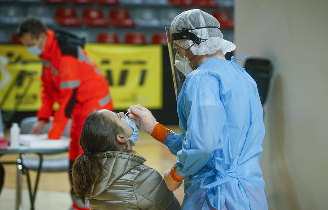 Množično testiranje zaposlenih in otrok iz zavodov za otroke s posebnimi potrebami v dvorani Kodeljevo. FOTO: Jože Suhadolnik/Delo