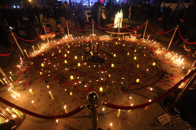 Žalovanje pripadnikov iraških šiitskih milic med spominskim pohodom v čast Kasimu Sulejmaniju. FOTO: Ahmad Al Rubaye/AFP