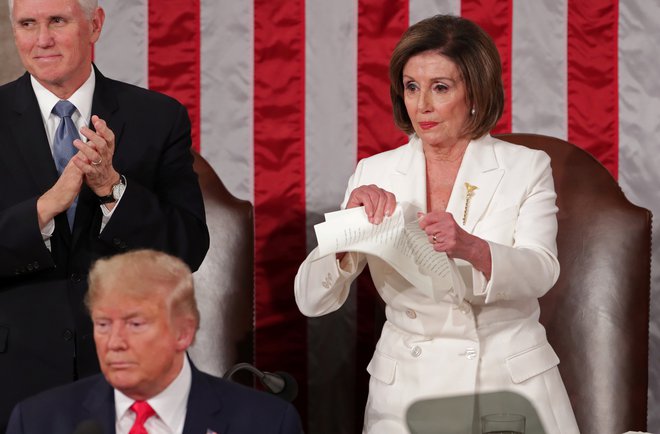 Kot predsednica predstavniškega doma je Nancy Pelosi leta 2019 vodila postopek odstavitve predsednika Donalda Trumpa in javno raztrgala tiskano verzijo njegovega govora, ker po njenem ni imel nobene povezave z realnostjo.<br />
FOTO: Jonathan Ernst/Reuters