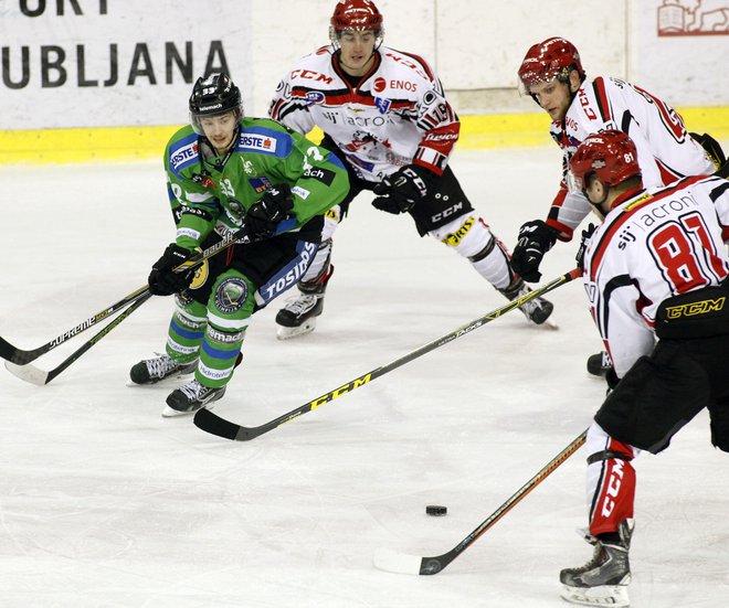 Jure Sotlar, v zelenem dresu, je zadnjo tekmo za SŽ Olimpijo odigral proti Jesenicam. FOTO: Mavric Pivk