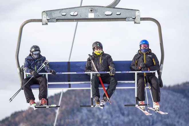 Žičničarji si prizadevajo za delovanje smučišč pod pogoji, kakršni so bili do 23. decembra (na fotografiji Krvavec sredi minulega meseca). FOTO:&nbsp;Voranc Vogel/Delo